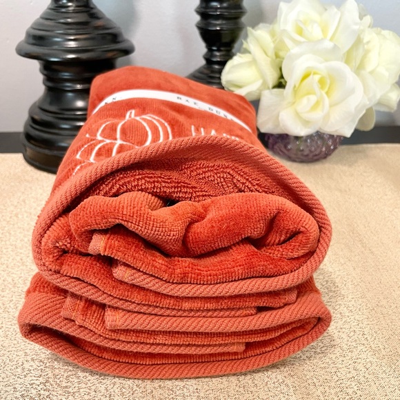 NWT Rae Dunn SET OF 2 HAPPY FALL YA’LL Pumpkin Hand Towels - Picture 6 of 6